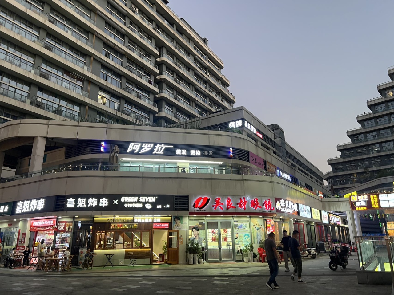 （吴良材眼镜）西湖区奥莱金街，出入口拐角铺