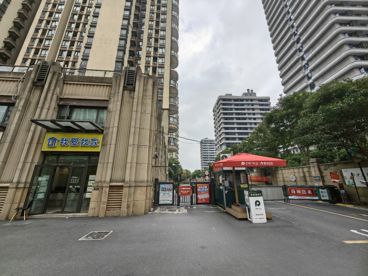 （中介门店）下沙社区大门口第一间出售